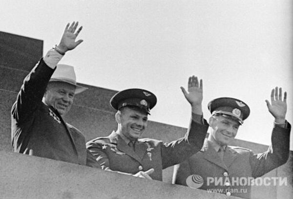 Титов, Гагарин и Хрущёв на демонстрации