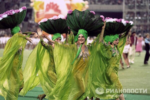 Карнавальное шествие на церемонии открытия первых Игр доброй воли