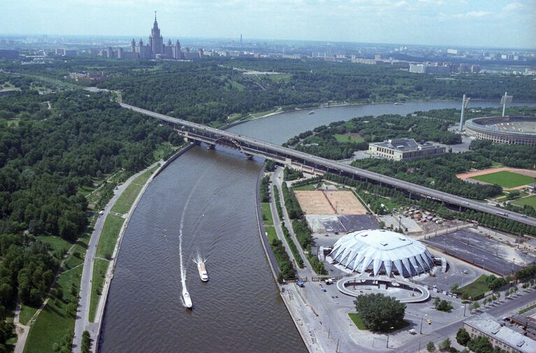 Москва-река. Справа - Центральный стадион имени В. И. Ленина (ныне стадион Лужники). Слева - здание МГУ