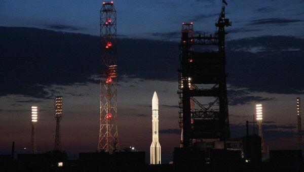 Запуск ракеты Протон-М с разгонным блоком Бриз-М и спутниками КазСат-2 и OS-2. Архив