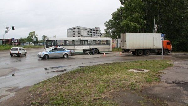 Авария с участием грузовика и школьного автобуса в Сыктывкаре