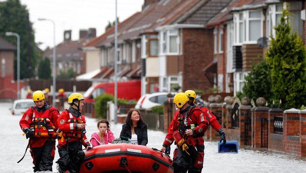 Эвакуация людей из затопленного района Ливерпуля