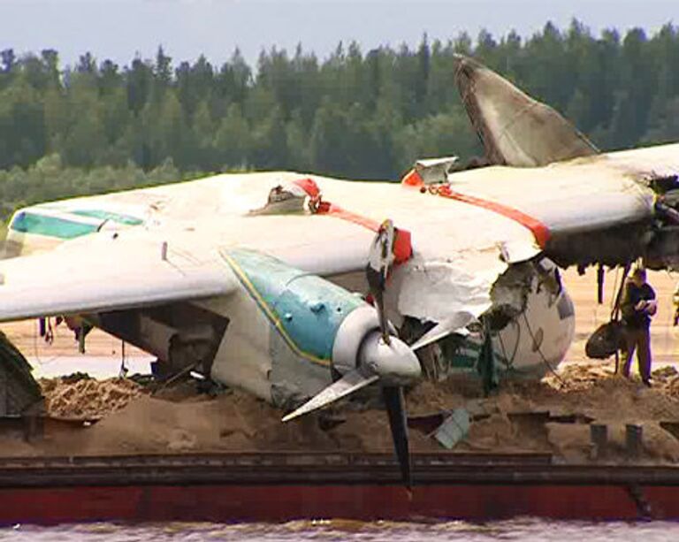Самолет АН-24, совершивший аварийную посадку на Оби, подняли из реки