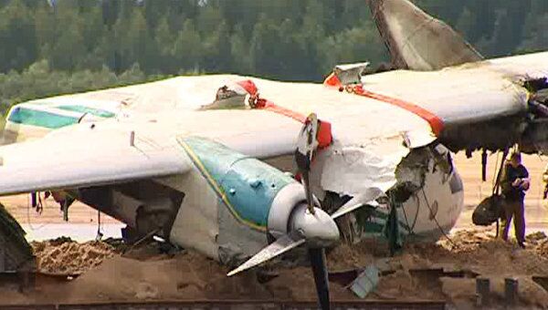 Самолет АН-24, совершивший аварийную посадку на Оби, подняли из реки