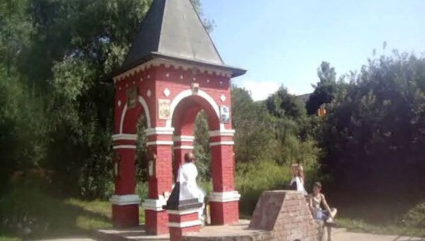 Источник с родниковой водой привлекает гостей Тропаревского парка 