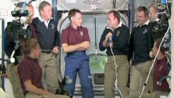 Экипаж шаттла Атлантис попрощался с космонавтами МКС