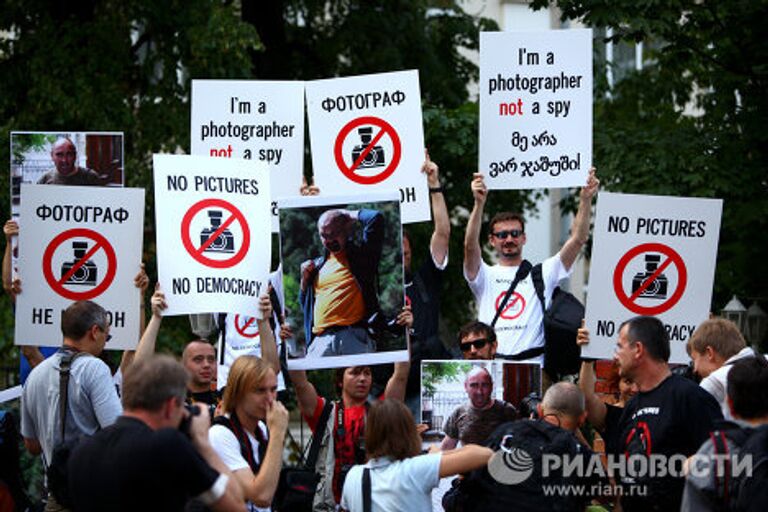 Акция в поддержку фотографов, задержанных в Грузии проходит у здания Швейцарского посольства в Москве