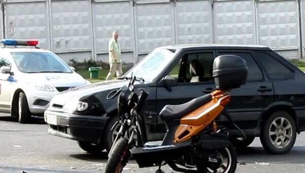 Скутер и ВАЗ столкнулись на перекрестке в Москве