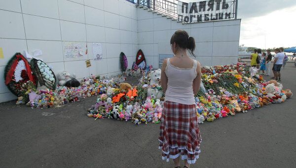 Жители Казани поминают погибших на теплоходе Булгария