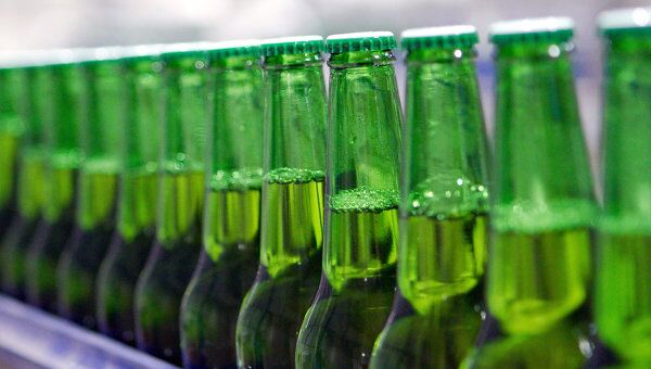 Медведев подписал закон, приравнивающий пиво к алкоголю