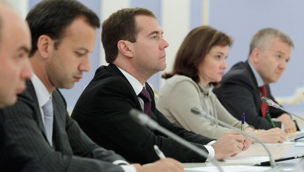 Президент РФ Дмитрий Медведев и помощник президента Аркадий Дворкович на совещании. Архив.