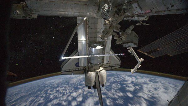 Стыковка шаттла Атлантис к Международной космической станции (МКС) 