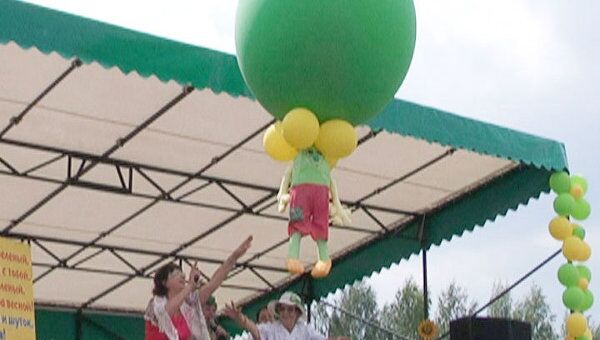 Куклу-огурец выпустили в небо в Суздале во время празднования Дня огурца