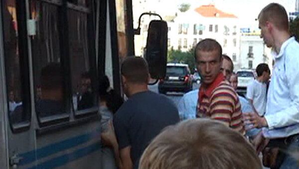 Задержанных протестующих в Минске сажали в автобусы без номеров