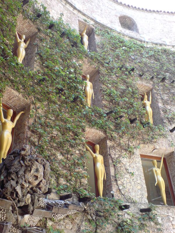 Памятник сюрреализму от Сальвадора Дали