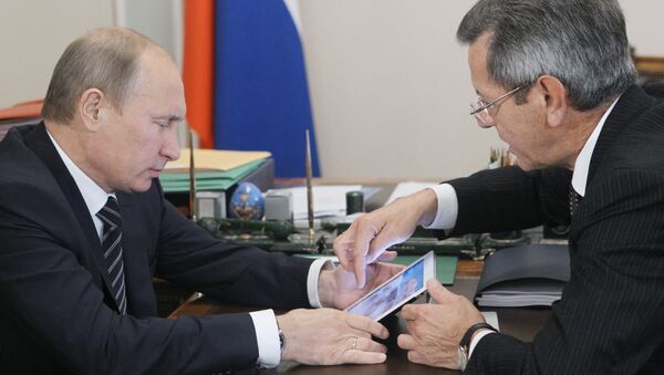 Премьер-министр РФ Владимир Путин проводит рабочую встречу с Александром Жилкиным