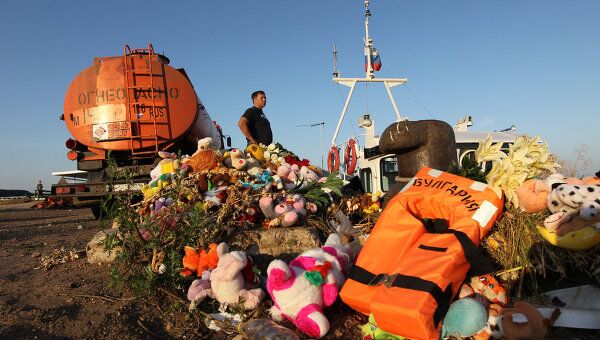 Цветы и игрушки в память о погибших на затонувшем теплоходе Булгария
