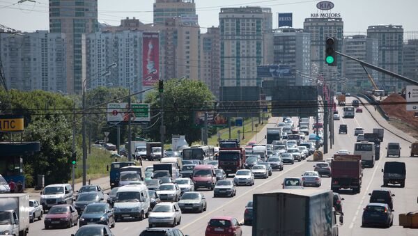 Движение автотранспорта на Ленинградском шоссе в районе выезда со МКАД. Архивное фото