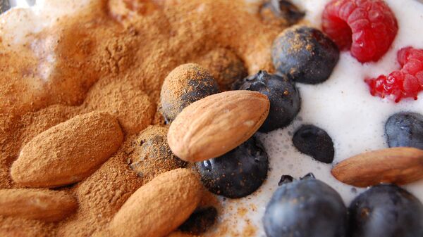 Добавьте в кефир орехи, корицу и ягоды, измельчите все в блендере - и сытный полезный завтрак готов!