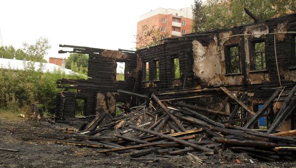 Старинный дом сгорел в центре Бердска 