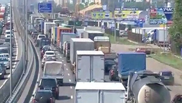 Тысячи автомобилей застряли в пробке из-за ДТП на трассе Урал