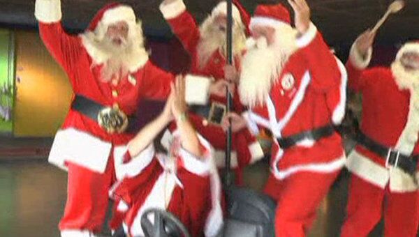 Санта Клаусы в разгар лета провели спортивные игрища в Копенгагене