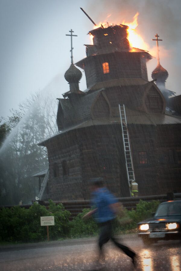 Во время грозы, молния попала в металический крест одной из церквей
