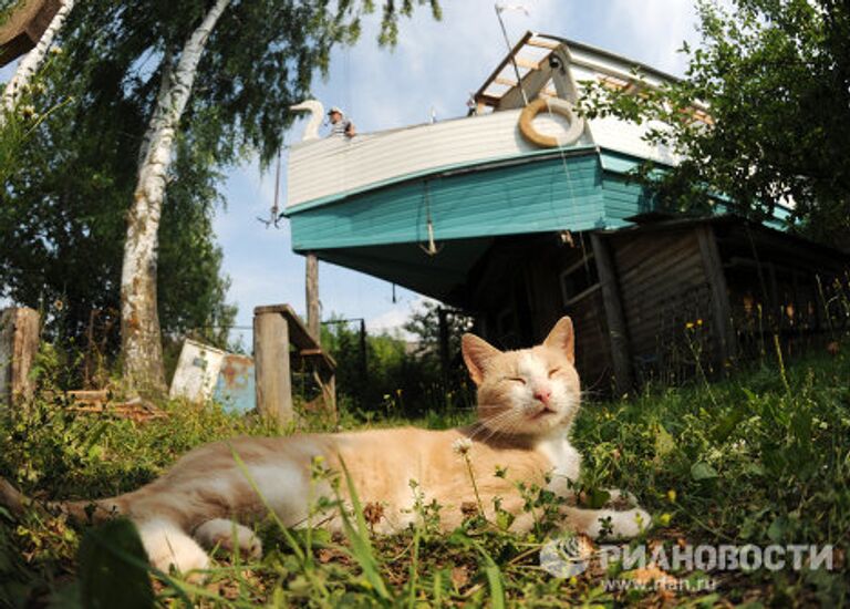 Дом-корабль Святой Валентин в деревне Старый Шимск Новгородской области