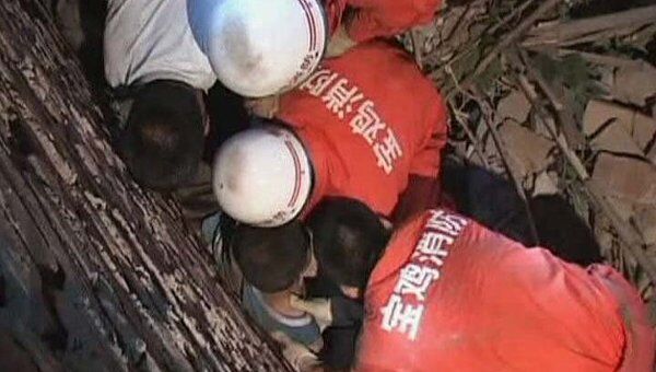 Спасатели разобрали стену, чтобы высвободить застрявшего мальчика