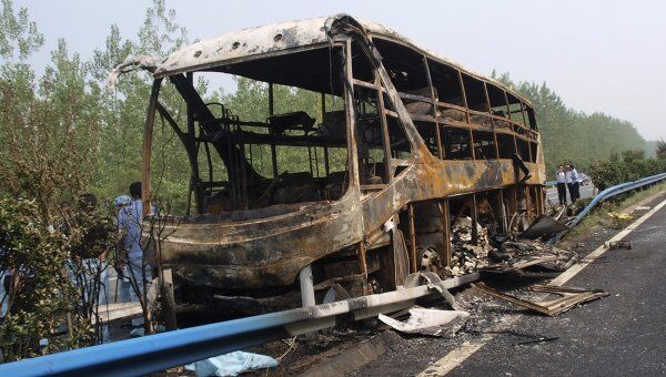 Двухэтажный автобус сгорел на автомагистрали около города Синьян провинции Хэнань в центральном Китае