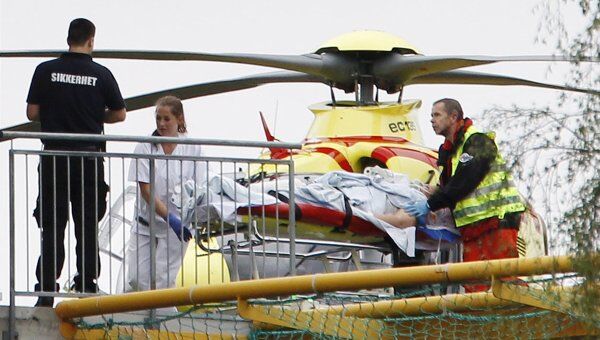 Медики доставляют в больницу пострадавших при стрельбе в молодежном лагере под Осло