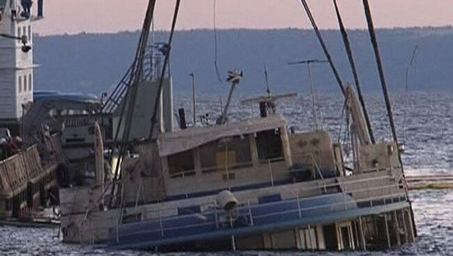 Верхняя палуба Булгарии показалась над водой. Видео с места операции