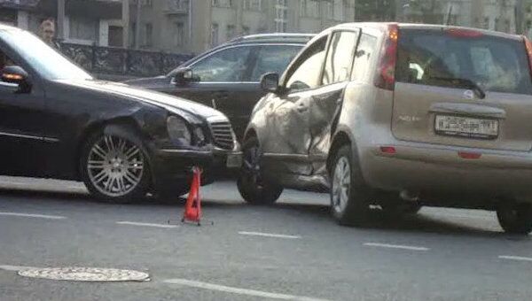Mercedes влетел в Nissan на набережной в центре Москвы 