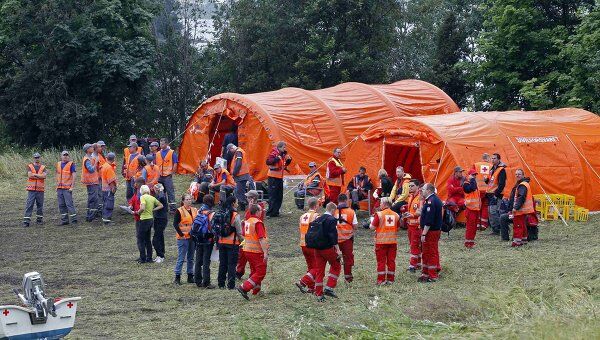 Спасатели в лагере близ острова Утёйя в Норвегии, где были расстреляны более 80 человек