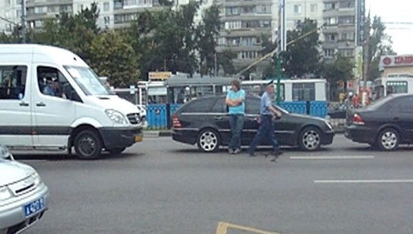 Две иномарки и маршрутка столкнулись в Москве, пострадала женщина