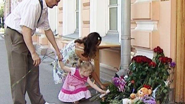 Москвичи несут цветы к посольству Норвегии