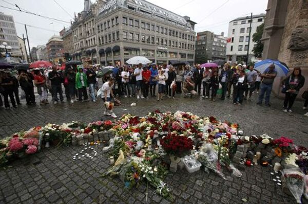Цветы на рыночной площади в центре Осло в память о погибших в результаты взрыва 