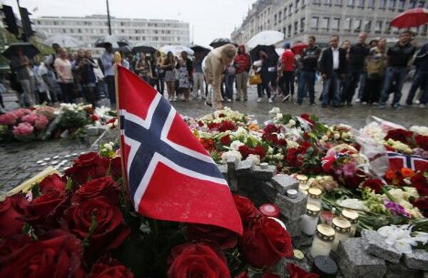 Цветы на рыночной площади в центре Осло в память о погибших в результаты взрыва 