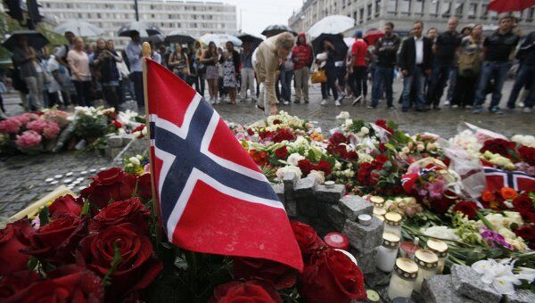Цветы на рыночной площади в центре Осло в память о погибших в результате взрыва 