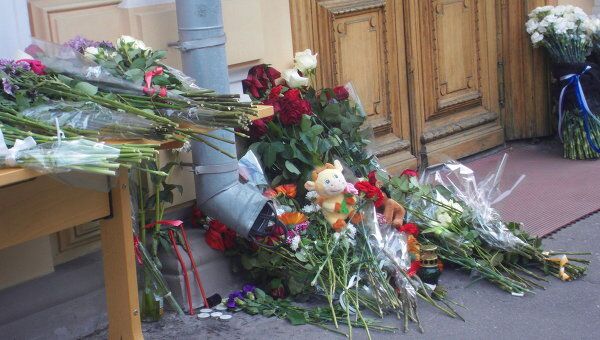Москвичи оставляют цветы и свечи у здания посольства Норвегии