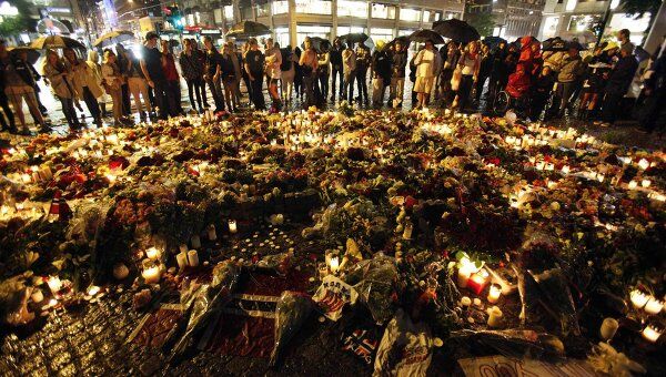 Цветы и свечи в память жертв терактов в центре Осло