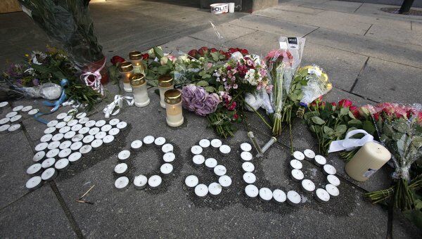 Свечи и цветы на месте взрыва в Осло