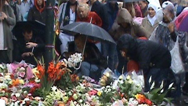 Тысячи людей под проливным дождем пришли почтить память погибших в Осло