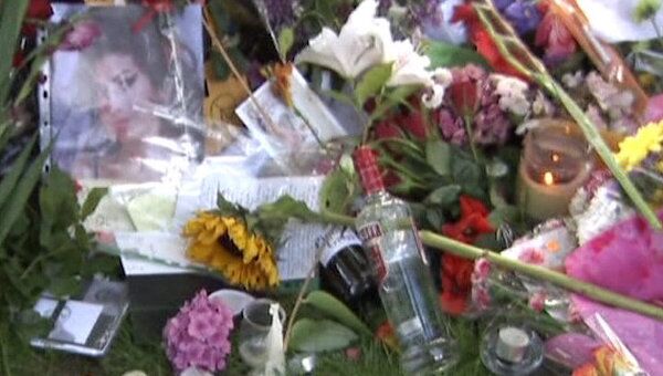 Поклонники Эми Уайнхаус несут к дому умершей звезды цветы и свечи