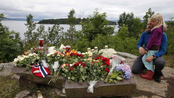 Цветы в память о погибших в результате стрельбы на норвежском острове Утейя