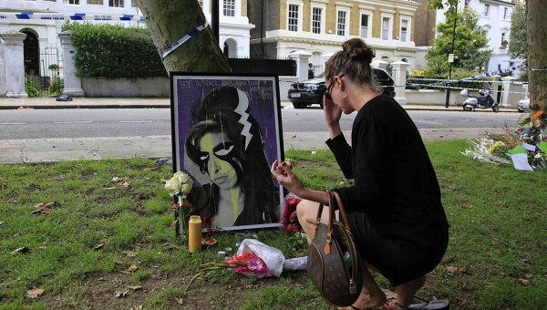 Поклонники несут цветы к дому британской певицы Эми Уайнхаус 