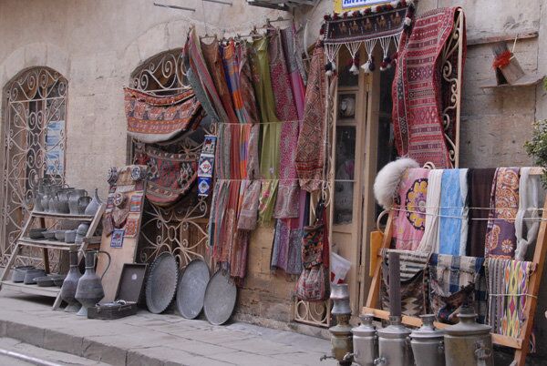 Магазин антиквариата и ковров ручной работы в Баку