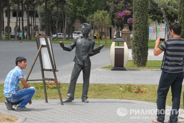 Памятник живописцу в Баку