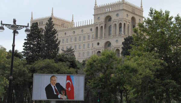 Портрет бывшего президента Азербайджана Гейдара Алиева неподалеку от Дома правительства