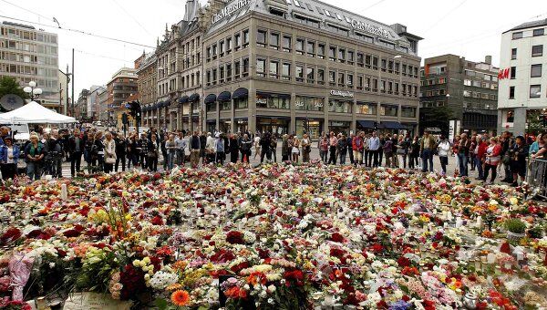 Цветы в память о погибших в результате теракта в центре Осло 
